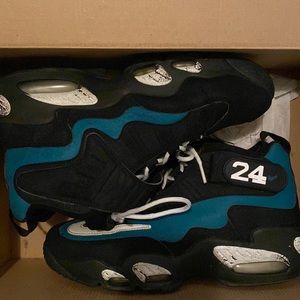 Air Griffey Max 1. Black/white and freshwater varsity (green)